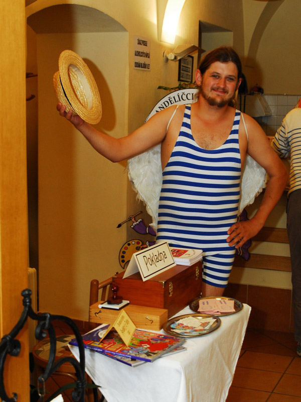 3 Andílek Toník vítá příchozí.jpg