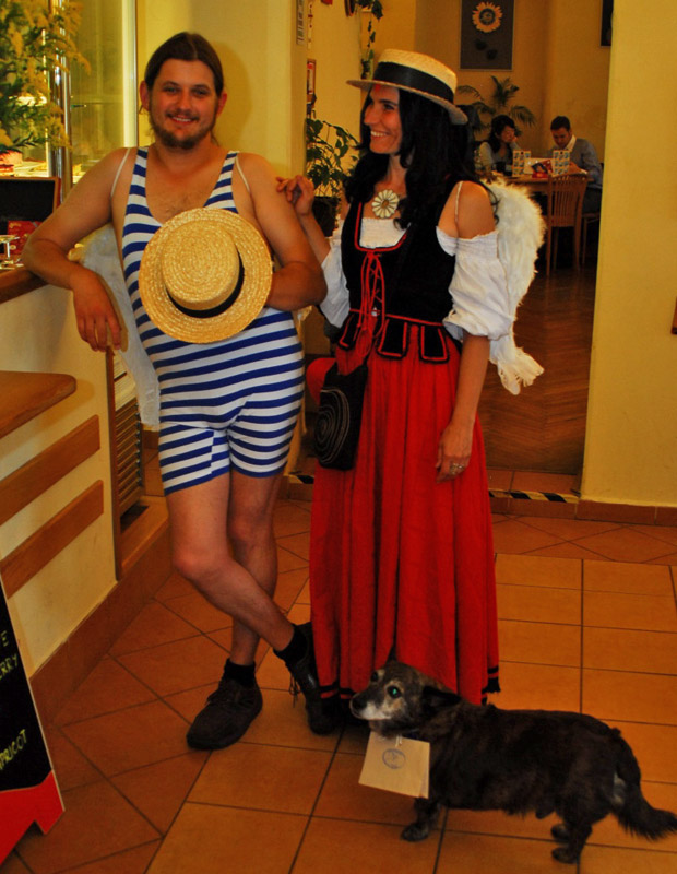 5 Andělé Toník a Strážníček u baru.jpg