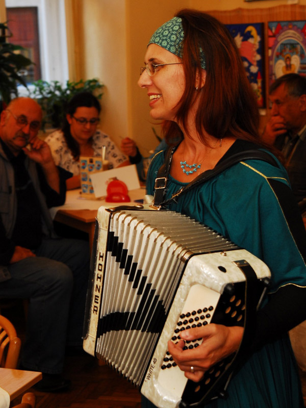 6 Krystyna Skalická nám zahrála i zazpívala.jpg