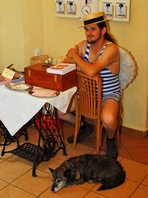 11 Andílek Toník u pokladny.jpg